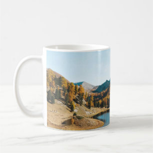 KIEFERNBÄUME IN DER NÄHE DES SEES KAFFEETASSE