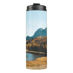 KIEFERNBÄUME IN DER NÄHE DES SEES THERMOSBECHER