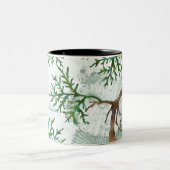Kiefernbäume und Tannen ein winterliches Wunderlan Zweifarbige Tasse (Mittel)