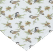 Kiefernkegel und -vögel Weihnachtsmuster Tischdecke (Schrägansicht)