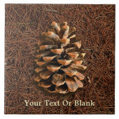 Kiefernkone auf gefallenen Nadeln Fliese (Vorderseite)