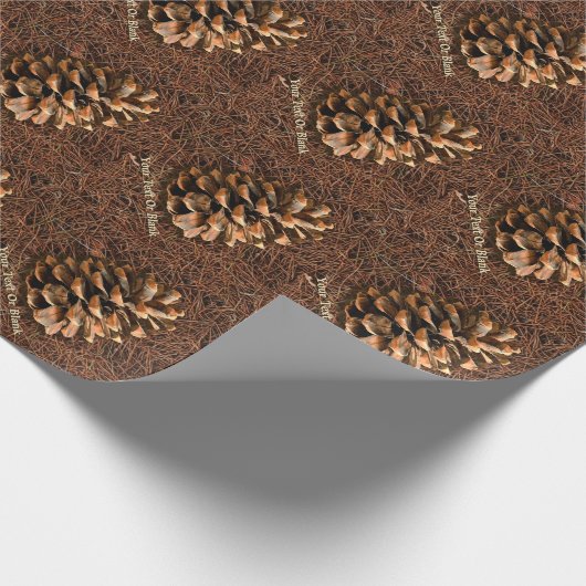 Kiefernkone auf gefallenen Nadeln Geschenkpapier (Ecke)
