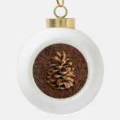 Kiefernkone auf gefallenen Nadeln Keramik Kugel-Ornament (Vorderseite)