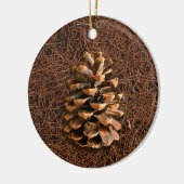 Kiefernkone auf gefallenen Nadeln Keramik Ornament (Links)