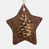 Kiefernkone auf gefallenen Nadeln Keramik Ornament (Links)