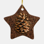 Kiefernkone auf gefallenen Nadeln Keramikornament (Hinten)