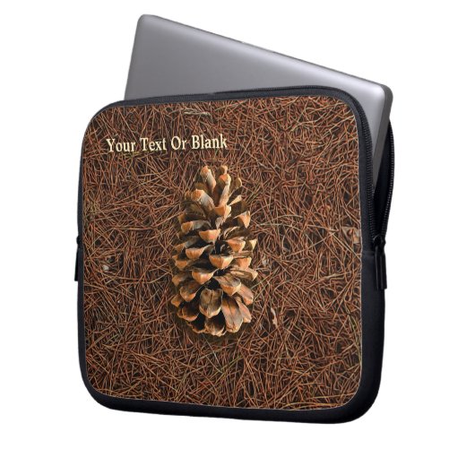 Kiefernkone auf gefallenen Nadeln Laptopschutzhülle (Vorderseite Links)