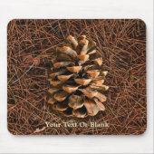 Kiefernkone auf gefallenen Nadeln Mousepad (Vorne)