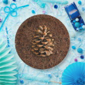 Kiefernkone auf gefallenen Nadeln Pappteller (Party)