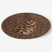 Kiefernkone auf gefallenen Nadeln Pappteller (Schrägansicht)