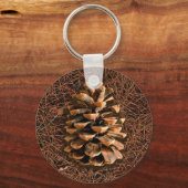 Kiefernkone auf gefallenen Nadeln Schlüsselanhänger (Vorderseite)