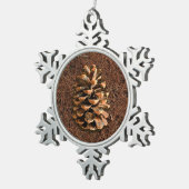 Kiefernkone auf gefallenen Nadeln Schneeflocken Zinn-Ornament (Rechts)