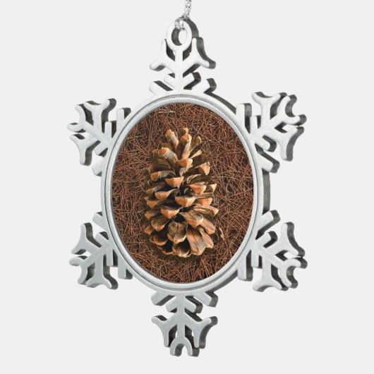 Kiefernkone auf gefallenen Nadeln Schneeflocken Zinn-Ornament (Rechts)