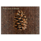 Kiefernkone auf gefallenen Nadeln Schneidebrett (Vorderseite)