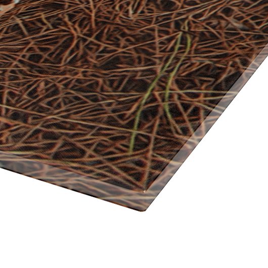 Kiefernkone auf gefallenen Nadeln Schneidebrett (Ecke)