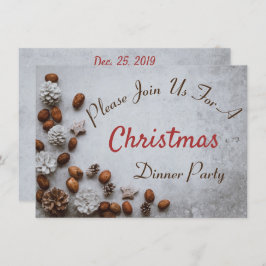 Kiefernkonen und Walnüsse zu Weihnachten am Schnee Einladung