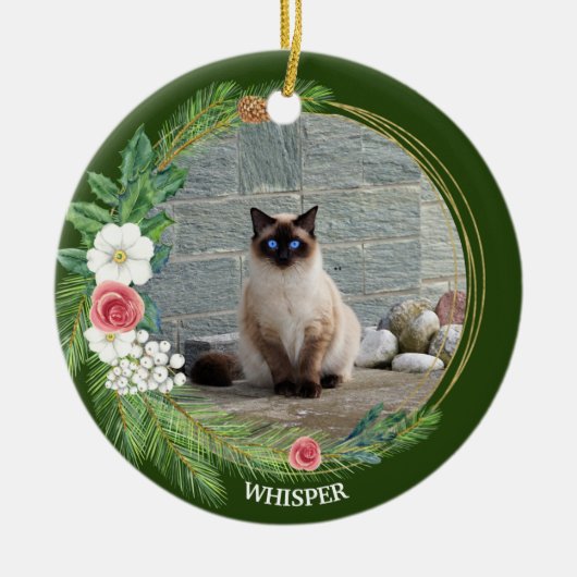 Kiefernkranz mit Rose Petunias Weiße Berries Keramik Ornament (Vorne)