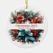 Kiefernkranz mit roten Blume und Holly Keramik Ornament (Vorne)