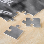 Kiefernnadeln mit Frostbedeckung in Schwarz und We Puzzle (Seite)