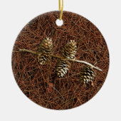 Kiefernzapfen an gefallenen Nadeln Keramikornament (Vorne)