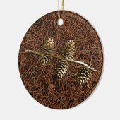 Kiefernzapfen an gefallenen Nadeln Keramikornament (Links)