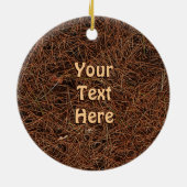 Kiefernzapfen an gefallenen Nadeln Keramikornament (Hinten)