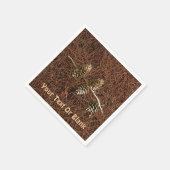 Kiefernzapfen an gefallenen Nadeln Serviette (Ecke)