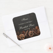 Kiefernzapfen auf dem rustikalen Holzkronenlabel Quadratischer Aufkleber (Umschlag)