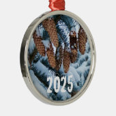 Kiefernzapfen auf einem mit Schnee bedeckten Pinie Ornament Aus Metall (Rechts)