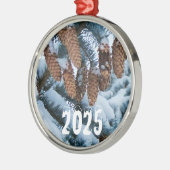 Kiefernzapfen auf einem mit Schnee bedeckten Pinie Ornament Aus Metall (Links)