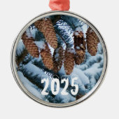 Kiefernzapfen auf einem mit Schnee bedeckten Pinie Ornament Aus Metall (Vorne)