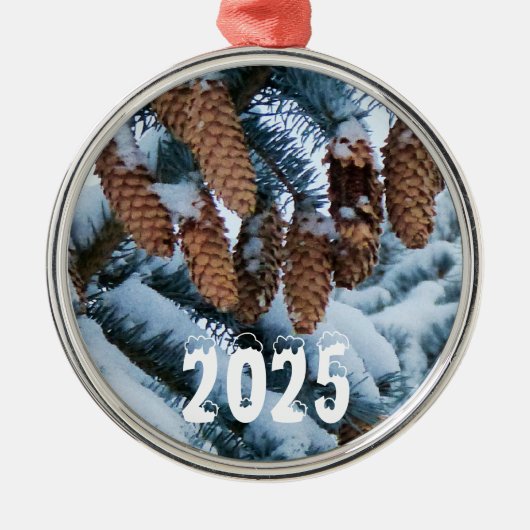 Kiefernzapfen auf einem mit Schnee bedeckten Pinie Ornament Aus Metall (Vorne)