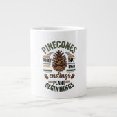 Kiefernzapfen-Design - Das Evergreen-Versprechen Jumbo-Tasse (Vorderseite)