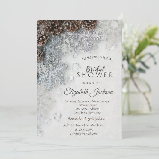 Kiefernzapfen, Schneeflocken Brautparty Einladung (Stehend Vorderseite)