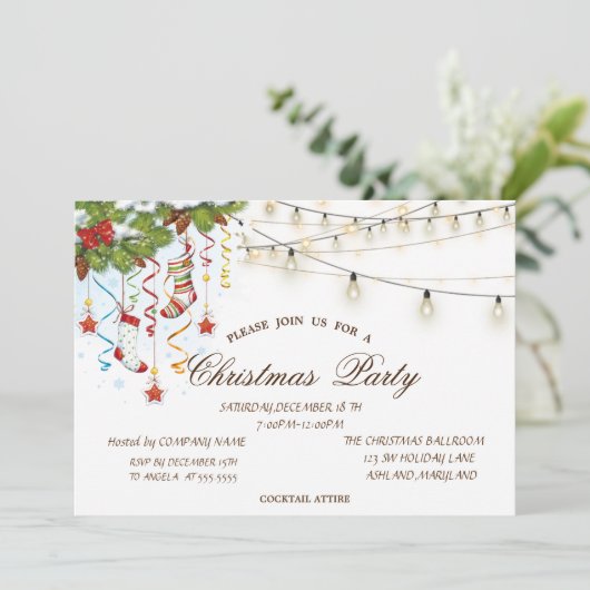 Kiefernzweige Holz, String Lights Weihnachten Einladung (Stehend Vorderseite)