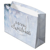 Kiefernzweige, Schnee Große Geschenktüte (Rückseite Schrägansicht)