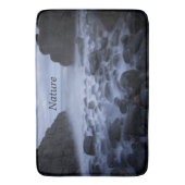 Kies und Felsen entlang der Küste des Ozeans Badematte (Vorderseite Vertikal)