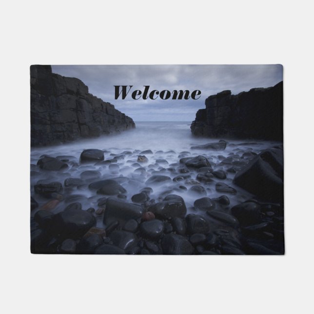 Kies und Felsen entlang der Küste von Doorma Fußmatte (Vorderseite)