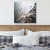 Kiesel am Strand - Blue Trimmine Ocean Leinwanddruck (Insitu (Schlafzimmer))