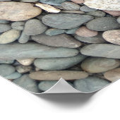 Kiesel am Ufer des Flusses Poster (Ecke)