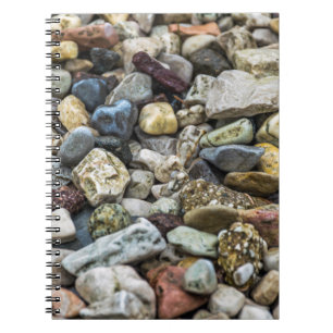 Kiesel auf einem Strandnotizbuch Notizblock