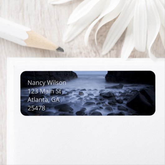 Kiesel und Felsen entlang der Küste des Ozeans (Insitu)