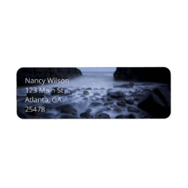 Kiesel und Felsen entlang der Küste des Ozeans