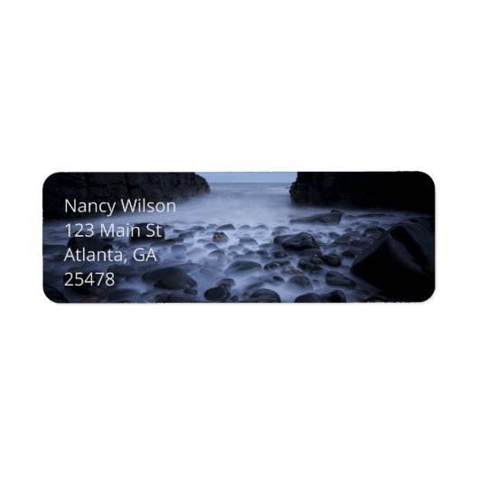 Kiesel und Felsen entlang der Küste des Ozeans (Vorne)