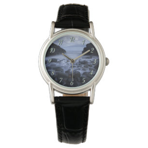 Kiesel und Felsen entlang der Küste des Ozeans Armbanduhr