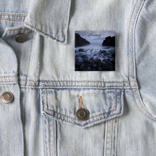 Kiesel und Felsen entlang der Küste des Ozeans Button (Beispiel)