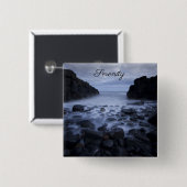 Kiesel und Felsen entlang der Küste des Ozeans Button (Vorne & Hinten)