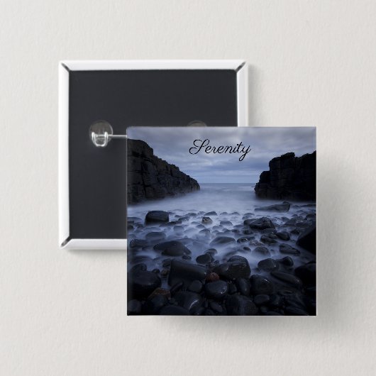 Kiesel und Felsen entlang der Küste des Ozeans Button (Vorne & Hinten)