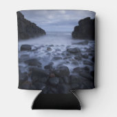 Kiesel und Felsen entlang der Küste des Ozeans Dosenkühler (Rückseite)