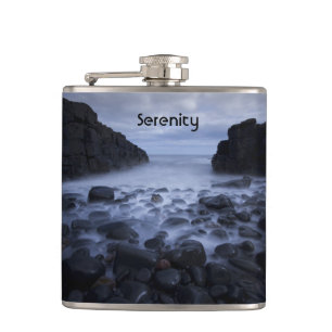 Kiesel und Felsen entlang der Küste des Ozeans Flachmann